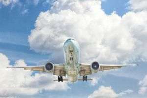 Iranul redeschide parţial spaţiul aerian