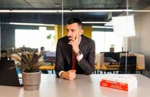 Cel mai mare trading floor din România: cum arată şi cum schimbă industria. Interviu cu George Statie, fondatorul Trading Busters.