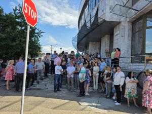 Angajaţii Finanţelor şi ANAF protestează în toată ţara şi ameninţă cu întreruperea activităţii