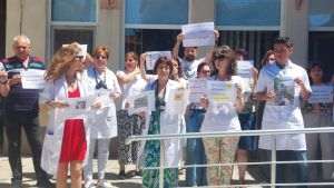 Angajaţii din două instituţii buzoiene cu rol cheie au ieşit în stradă pentru a treia zi