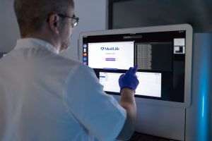 MedLife lansează secvenţierea întregului genom uman şi un program amplu de testare genetică