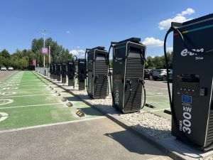 E.ON inaugurează la Piteşti cel mai mare hub de încărcare a maşinilor electrice din ţara noastră