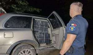 Poliţia de Frontieră: Peste 300.000 de ţigarete de contrabandă descoperite într-un autovehicul