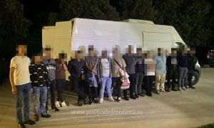 Poliţia de Frontieră: Cincisprezece migranţi descoperiţi ascunşi într-un microbuz care transporta legume