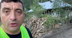  George Simion şi aproximativ 150 de voluntari AUR au mers în Broşteni pentru a sprijini comunitatea afectată de inundaţii