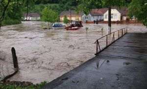 Inundaţiile din Suceava: sute de dosare de daună au fost deja deschise