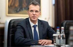 Ministrul Apărării Naţionale, Ionuţ Moşteanu, a declarat: ”Nu sunt de acord cu modul în care este total decuplată dânsa de realităţile României. Pare că nu înţelege cu câţi bani trăiesc oamenii. Şi, ca idee, pensia în magistratură e undeva la 25.000 de lei, în sistemul militar e undeva la 5.300 de lei şi în sistemul general de pensii undeva cred că la 2.700 de lei. Cam aşa arată lucrurile.” (Sursa foto: facebook / Ionuţ Moşteanu)
