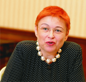 "Opţiunea clientului nu este să meargă la broker sau la bancă, este să meargă la un broker sau la 42 de bănci. Apoi, să încerce să compare de multe ori mere cu pere din ofertele obţinute, să ştie toate implicaţiile ulterioare şi să decidă care variantă îi este cea mai bună".