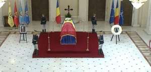 Sicriul fostului preşedinte Ion Iliescu a părăsit Palatul Cotroceni