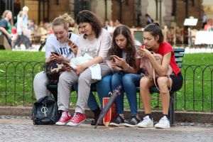 Studiu CJI: Elevii din România petrec, în medie, şase ore pe zi pe internet, în vacanţa de vară