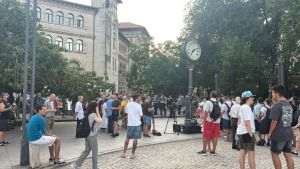 Protest în Piaţa Universităţii faţă de decretarea zilei de doliu naţional pentru Ion Iliescu