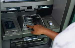 Grecia: Băncile renunţă la comisioanele pentru retragerile de numerar de la ATM-uri
