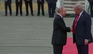 Trump şi Putin, strângere de mână şi zâmbete pe covorul roşu în Alaska înaintea summitului