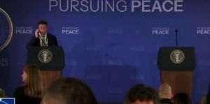 Două pupitre pregătite pentru conferinţa de presă Trump-Putin, semn că discuţiile au decurs bine