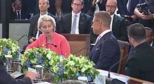 Ursula von der Leyen salută garanţiile de securitate „de tip Articolul 5”