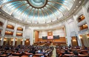 Parlamentul dezbate astăzi cele patru moţiuni de cenzură împotriva Guvernului Bolojan