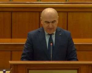 Parlamentul a început dezbaterea celei de-a treia moţiuni de cenzură împotriva Guvernului Bolojan