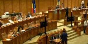 Parlamentarii votează a treia moţiune de cenzură