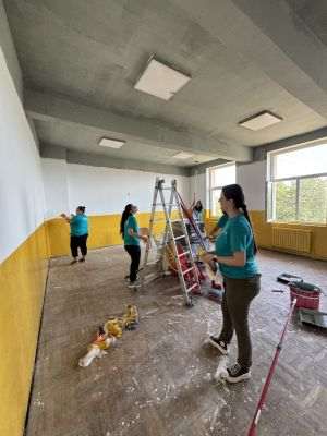 Asociaţia PlayYouth a renovat complet o şcoală cu sprijinul a peste 250 de voluntari