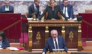François Bayrou, amintit pentru sprijinul dat unei moţiuni de cenzură socialiste în 2006