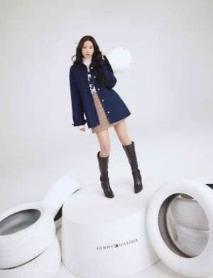 JISOO, în campania de Toamnă 2025 ”The Hilfiger Racing Club”