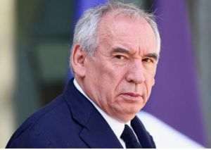 Premierul Francois Bayrou şi-a prezentat oficial demisia