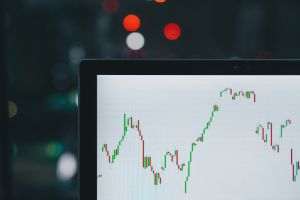 eToro: Investitorii români îşi întorc portofoliile spre piaţa americană, dar inflaţia rămâne principala lor îngrijorare