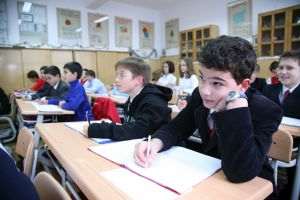 Raport UNICEF: Elevii de gimnaziu, expuşi riscurilor emoţionale şi vulnerabilităţilor psihologice