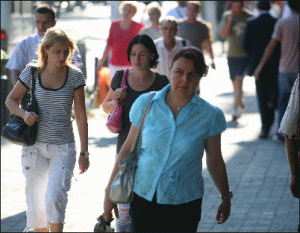 Aproape trei sferturi dintre companii (72%) estimează că, în 2009, numărul de angajaţi va rămâne la fel ca anul trecut, 16% sunt optimiste şi aşteaptă o creştere a personalului, iar 13% o scădere.