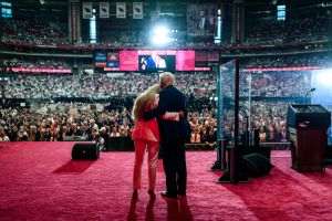 Discursul lui Donald Trump este elocvent: „Charles James Kirk a fost ucis cu sânge rece de un monstru radicalizat, pentru că a spus adevărul din inima sa. A fost ucis violent pentru că a vorbit despre libertate şi dreptate pentru Dumnezeu. A fost asasinat pentru că a trăit cu curaj. A condus cu îndrăzneală şi a argumentat strălucit fără scuze. A făcut ceea ce era corect pentru naţiunea noastră. A fost un misionar cu un spirit nobil şi un scop măreţ. (...) Nu-şi ura adversarii. Îşi dorea ce e mai bun pentru ei. Aici nu am fost de acord cu Charlie. Îmi urăsc adversarii şi nu îmi doresc ce e mai bine pentru ei. (Sursa foto: facebook / The White House)