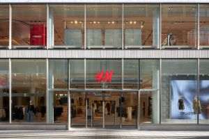 H&M raportează creşteri ale vânzărilor şi profitului operaţional în trimestrul al treilea