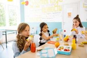 Continuă Programul pentru şcoli al UE: alimente zilnice pentru 1,8 milioane de copii