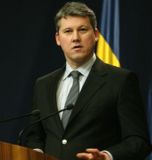 Ministrul Justiţiei, Cătălin Predoiu, face apel la calm, dar magistraţii sunt de neînduplecat şi anunţă că intră în grevă. Tot ei ameninţă că vor cere Comisiei Europene prelungirea monitorizării pe Justiţie.