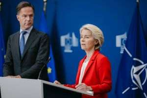 Ursula von der Leyen, preşedinta Comisiei Europene şi Mark Rutte, Secretarul General al NATO oferind declaraţii de presă înaintea şedinţei Colegiului European de Securitate. (Sursa foto: https://audiovisual.ec.europa.eu/)