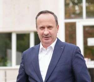 „Este ilegală toată achiziţia făcută de Cancelarie, dar şi orice decont făcut de Guvern pe acele autoutilitare. Cancelaria primului-ministru ar trebui să denunţe contractul şi să dea maşinile înapoi. Dacă nu are maşini, să ceară ANAF să-i găsească la confiscări - e plin parcul auto. Dacă vrea maşini, să facă comodat la RAPPS, dar să se încadreze în cota de combustibil a SGG”, a declarat Adrian Câciu. (Sursa foto: facebook / Adrian Câciu)