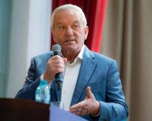 Primarul municipiului Buzău, Constantin Toma: „Nu este o reformă, ci o cosmetizare. Dacă aplicăm şi 45% reducere, la Buzău nu se schimbă nimic. Noi deja funcţionăm cu deficit de personal. Singurii afectaţi ar putea fi poliţiştii locali contractuali, dacă se aplică regula cu un poliţist la 1.200 de locuitori".