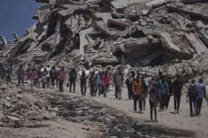 Palestinienii se întorc spre nordul Gazei pe strada al-Rashid, după retragerea trupelor israeliene