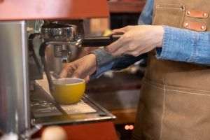 Aparat de cafea cu capsule vs. aparat cu cafea măcinată: avantaje şi dezavantaje 