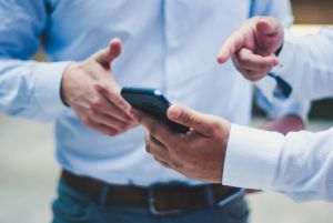 Studiu Deloitte: Liderii financiari pun accent pe echilibrul între optimizarea costurilor şi creşterea businessului în 2025-2026