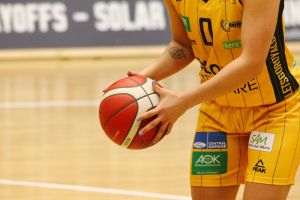 Baschet masculin: CSM Oradea, victorie, Corona Braşov şi CS Vâlcea, eşecuri, la debutul în grupele FIBA Europe Cup