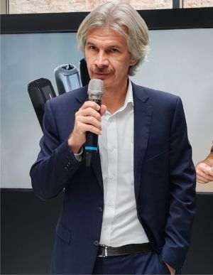 Alexander Pitchka, General Manager JTI Romănia, Moldova şi Bulgaria,a precizat: „Această lansare marchează un moment de referinţă înparcursul nostru de succes. Prin introducerea celui mai avansatdispozitiv din portofoliul nostru global pentru consumatorii adulţi dinRomânia, ne reafirmăm angajamentul de a ne depăşi limitele. Acestmoment reflectă, de asemenea, valorile care ne ghidează modul de aface business - angajamentul faţă de sustenabilitate, respectul pentruconsumatorii adulţi şi libertatea lor de alegere. Ne mândrim cucontribuţia la construirea unui viitor mai bun, în care inovaţia se îmbină armonios cu dezvoltarea durabilă”.