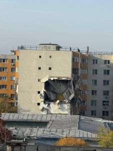 Locatarii din blocul afectat de explozia din Rahova au primit acces pentru a-şi recupera bunurile şi animalele de companie