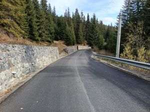 Consiliul Judeţean Cluj finalizează lucrările de întreţinere pe drumul Băişoara - Muntele Băişorii - pârtia Buscat