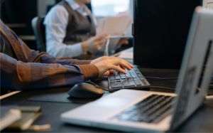 Studiu: Digitalizarea este văzută ca o soluţie-cheie pentru eficienţă şi transparenţă