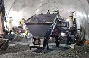 Turnarea betonului rutier a avansat în tunelul Momaia de pe Autostrada Sibiu-Piteşti