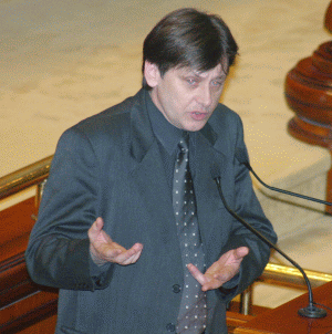 Crin Antonescu: "The President is fighting against the mass media, which he prefers to reduce to two tycoons"