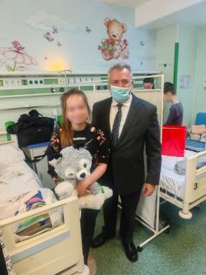 Jucării şi bunătăţi pentru 300 de copii internaţi la spitalele 