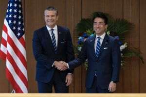 Pete Hegseth (stânga) şi Shinjiro Koizumi (stânga)/Sursa foto: X