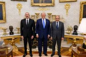 Ilham Aliyev (stânga), Donald Trump (centru) şi Nikol Paşinian(dreapta)/Sursa foto: X