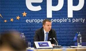 Vicepreşedintele Partidului Popular European, Siegfried Mureşan a precizat: "În primul rând, e foarte bine că avem în sfârşit o dezbatere despre acordul de liber schimb dintre Uniunea Europeană şi patru state din America Latină, acord de liber schimb care va reuni peste 700 de milioane de cetăţeni, de consumatori. Este un acord de liber schimb de pe urma căruia Uniunea Europeană ar avea de câştigat. Produsul intern brut al Uniunii Europene va creşte cu până la 80 miliarde euro anual în următorii ani, datorită oportunităţilor pe care exportul fără taxe vamale în America Latina le aduce". 